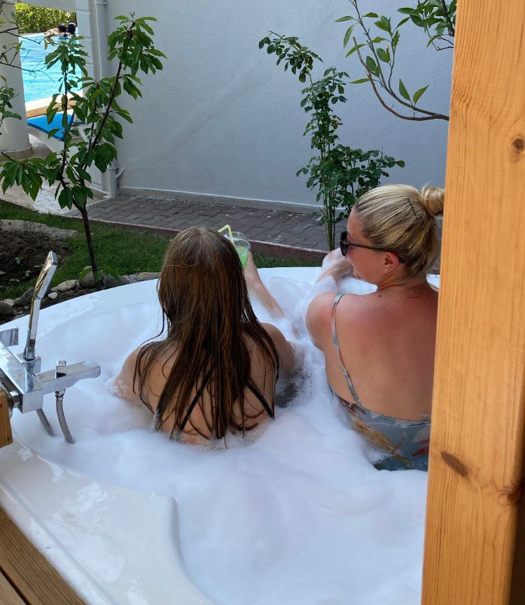 1+1 Jakuzili Bungalow  Kısmi Havuz ve Deniz Manzaralı, Havuz Bağlantılı