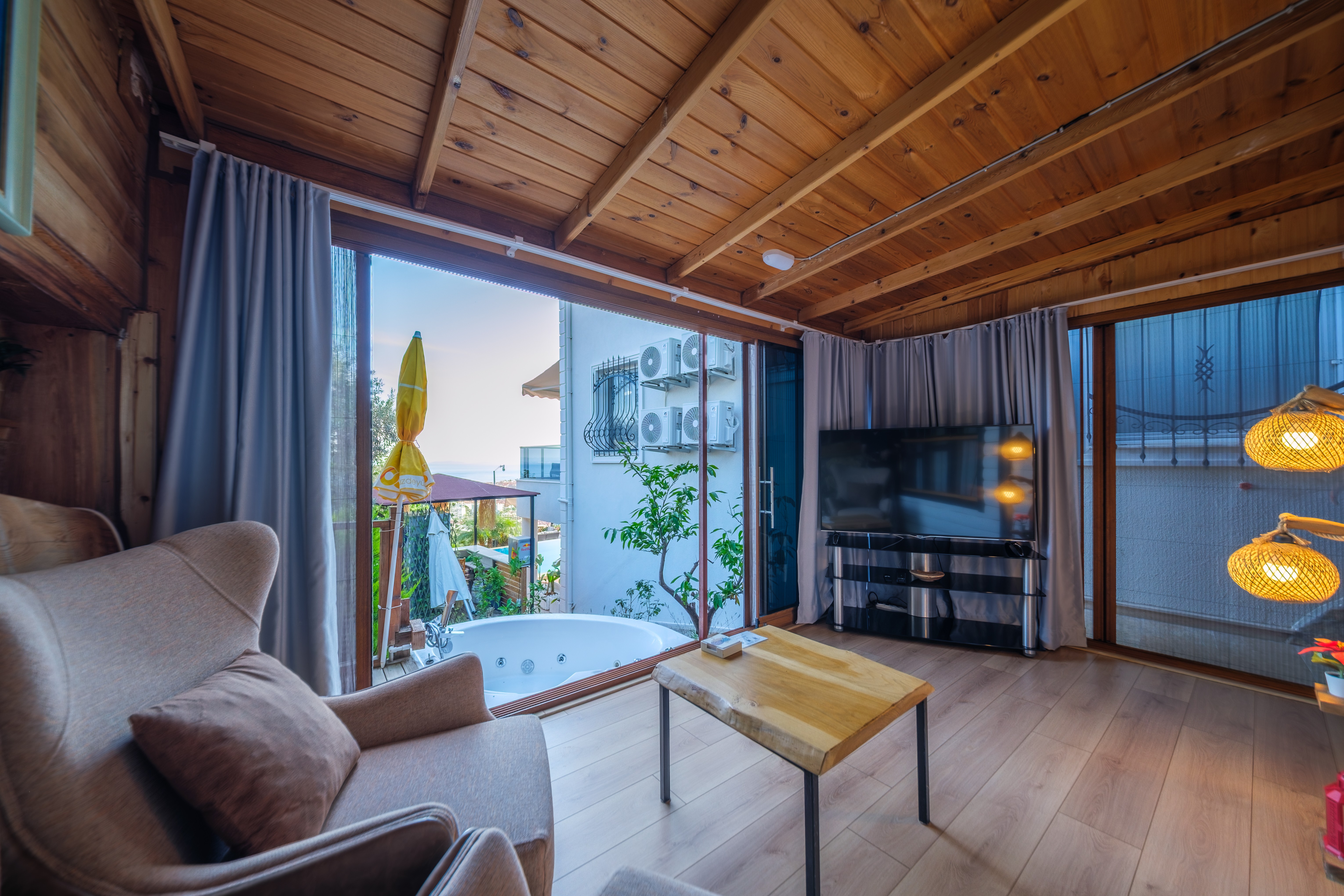 1+1 Jakuzili Bungalow  Kısmi Havuz ve Deniz Manzaralı, Havuz Bağlantılı